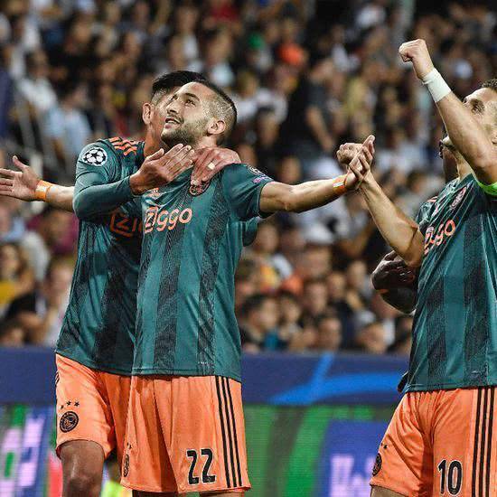 背后都有其 背后都有其